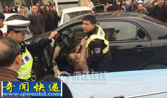 浙江一轿车撞伤多名学生后司机割喉自杀