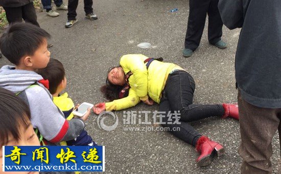 浙江一轿车撞伤多名学生后司机割喉自杀