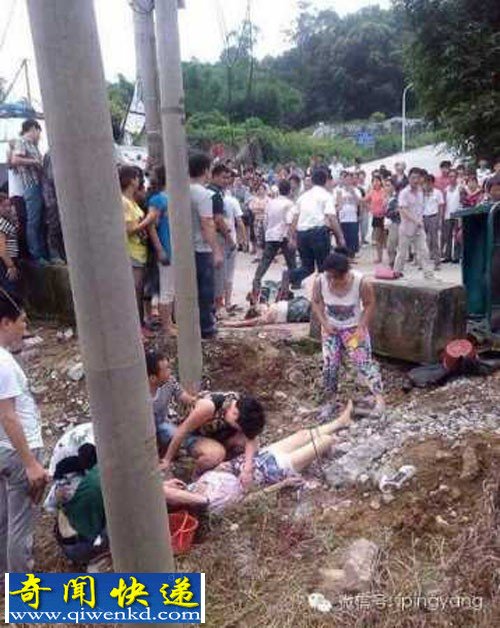 电动三轮车撞防护墩致3死1伤 现场血腥极致