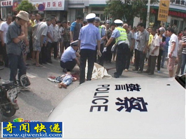渣土车碾死一对电动车母子 现场惨烈