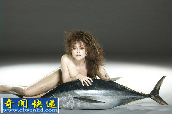 美女子为保护海洋生物献身抱大鱼拍写真照