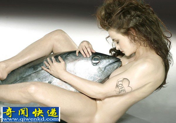 美女子为保护海洋生物献身抱大鱼拍写真照