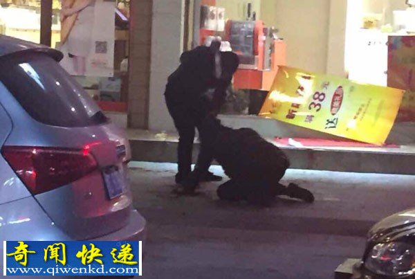 实拍浙江女老板被男子当街砍伤 场面血腥满地鲜血