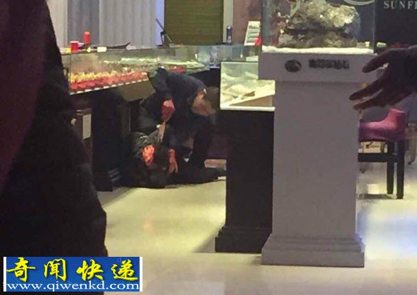 实拍浙江女老板被男子当街砍伤 场面血腥满地鲜血