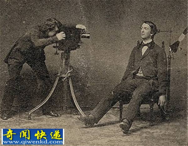 真实恐怖遗照:与去世亲人尸体合照生人打扮成生人