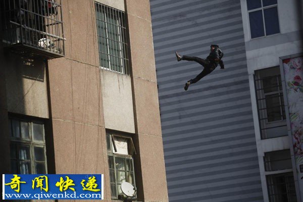 广西轻生男子不慎踩空坠楼身亡 掉落瞬间被拍吓到路人