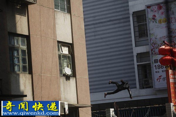 广西轻生男子不慎踩空坠楼身亡 掉落瞬间被拍吓到路人