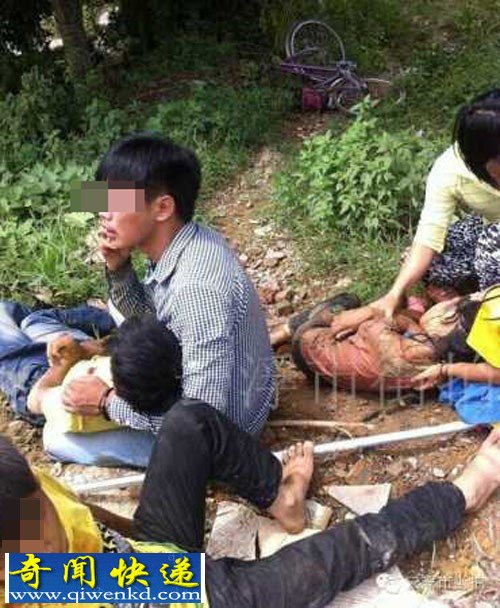 云浮腐竹街特大车祸连撞四个学生现场惨烈