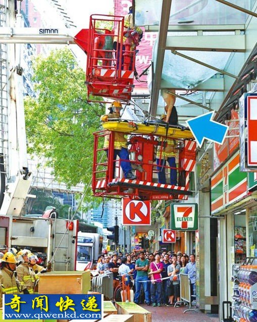 香港一女收银员坠亡 尸体倒挂闹市