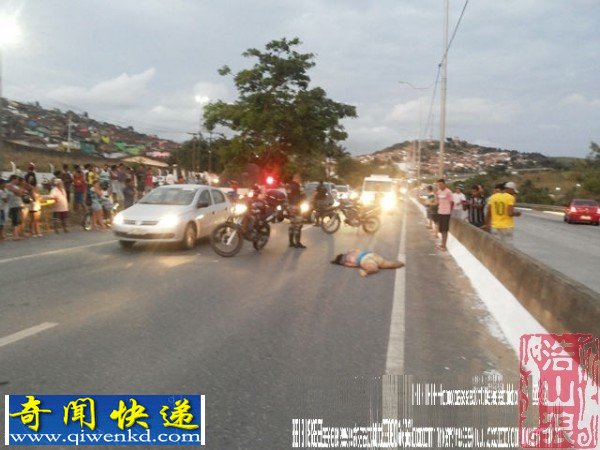 国外妇女翻越公路隔栏被超速车撞飞惨死