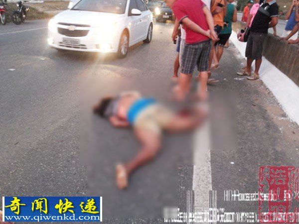 国外妇女翻越公路隔栏被超速车撞飞惨死