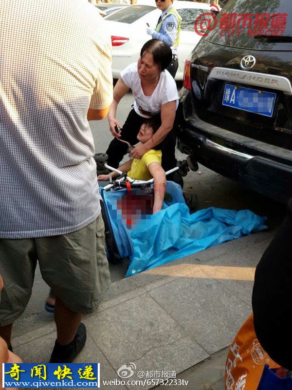 郑州市丰乐路:宝马司机撞死半岁婴儿