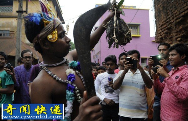 印度教徒携坟墓的亲人头骨游行以示祈祷平安