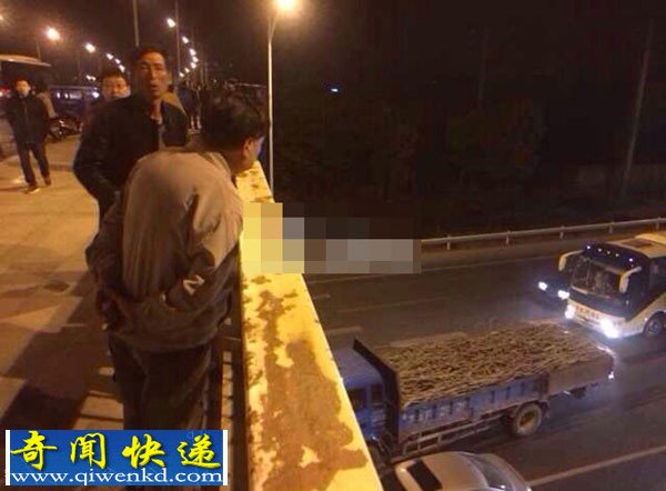 南京一男子自杀跳桥遭多车碾压身亡