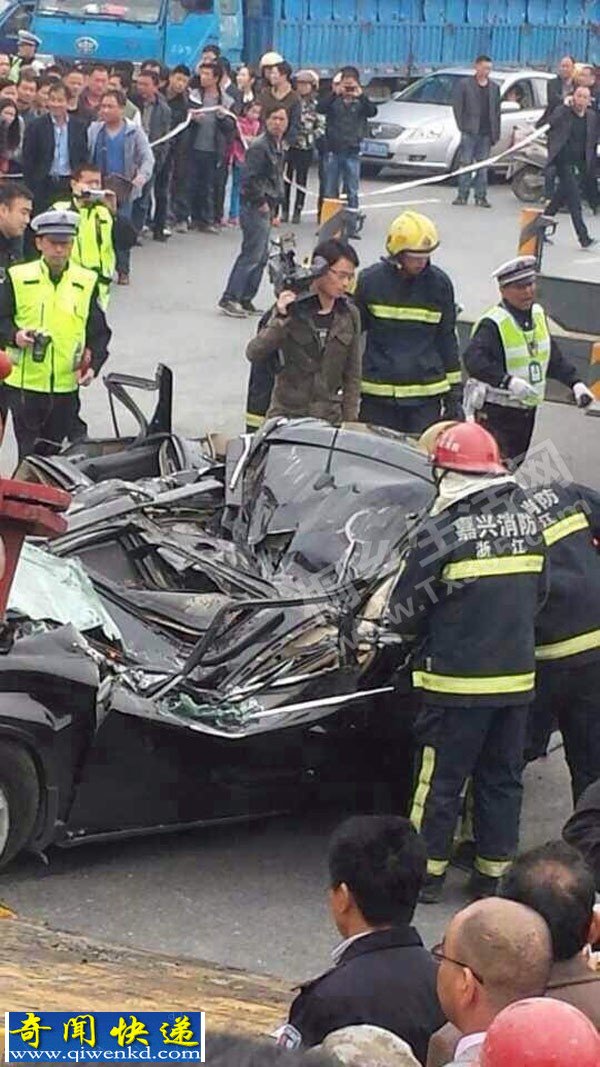 浙江桐乡一两水泥罐车压CRV 二人当场死亡一人重伤