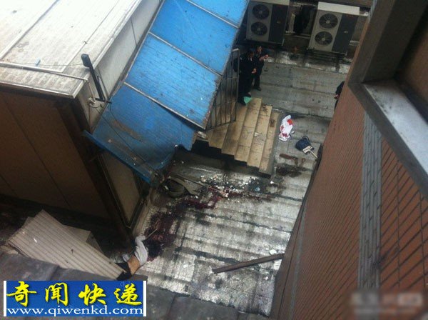 中山南路现代大厦女子楼上跳下二楼平台 当场死亡