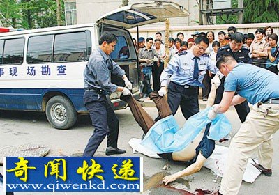 各地不该发生的七种车祸:管道工出窨井少看一眼被车撞头