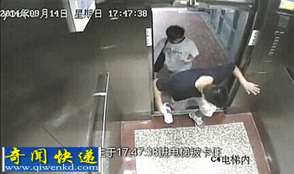 厦门华侨大学:大学生被电梯卡死 全过程视频曝光