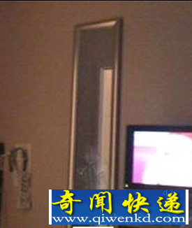 女孩镜内哭 英国酒店闹鬼