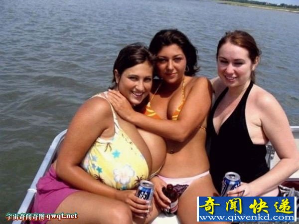 胸霸令人震精 国外巨乳美女搞怪自拍