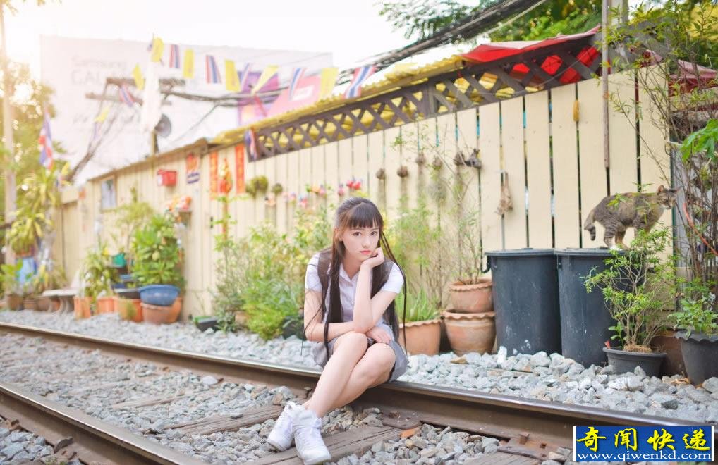 武大校花黄灿灿校服写真 可爱动人萌翻天
