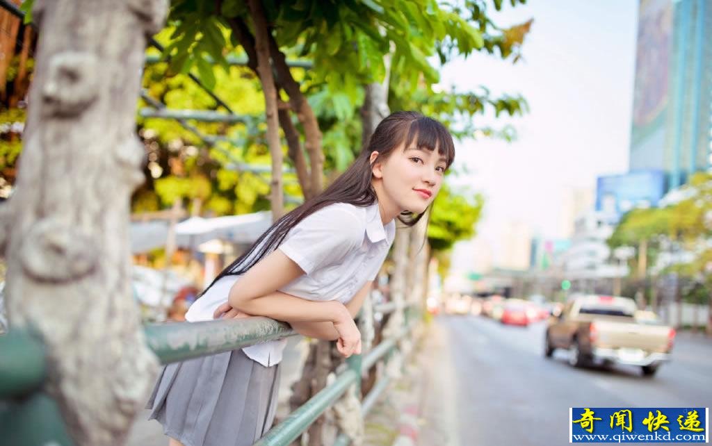 武大校花黄灿灿校服写真 可爱动人萌翻天