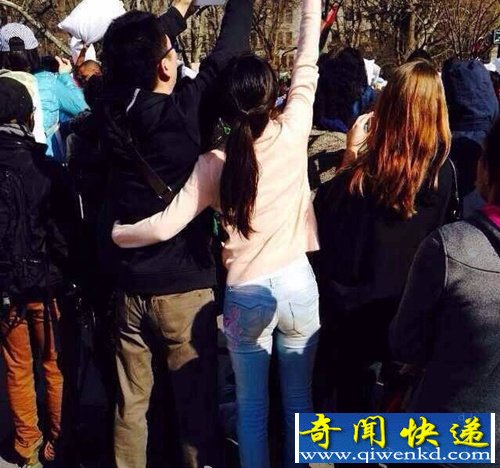 奶茶妹妹纽约街头强抱刘强东 抱住了整个天下