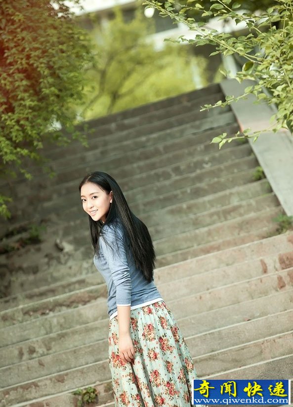 同桌的你演员曹阳拍摄校园写真 演绎大学最美时光