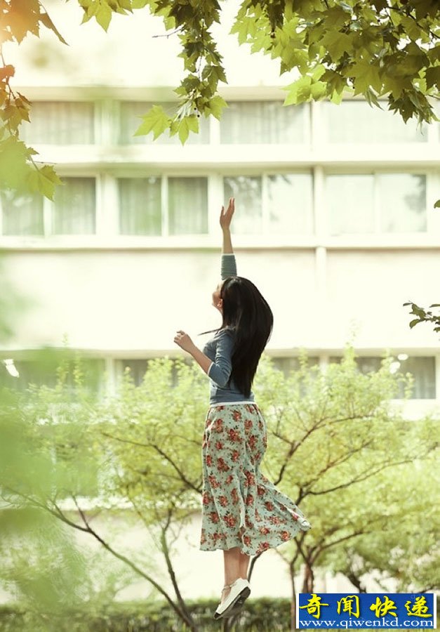 同桌的你演员曹阳拍摄校园写真 演绎大学最美时光