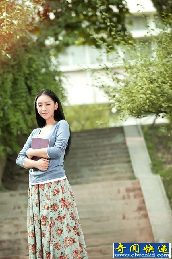 同桌的你演员曹阳拍摄校园写真 演绎大学最美时光