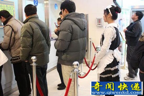 上海兴起排队经济:跑腿小哥月入过万 生活滋润