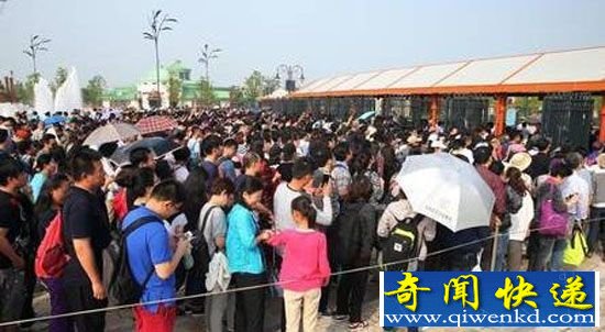 上海兴起排队经济:跑腿小哥月入过万 生活滋润