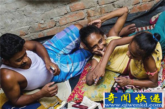 印度合体姐妹共嫁一个老公 生下一个孩子家庭美满