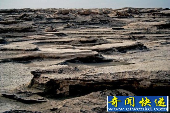罗布泊湖崎岖地形