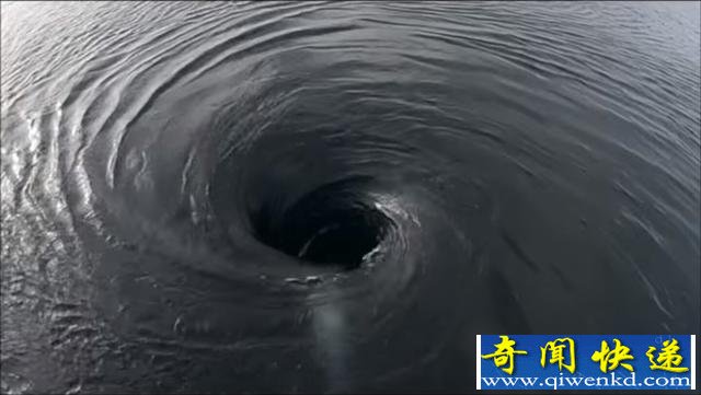 男子为拍摄强大海洋漩涡跳进海里,被之后的一幕惊吓到了!