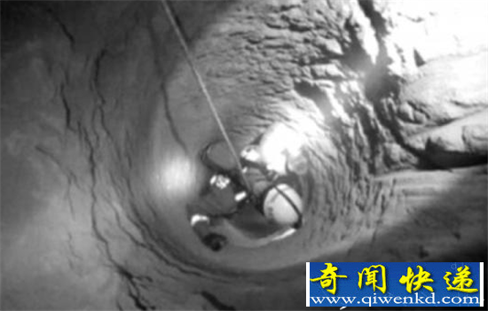 女尸口中塞玉屁股藏珠 盗墓贼香艳盗墓