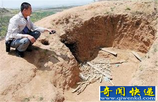 女尸口中塞玉屁股藏珠 盗墓贼香艳盗墓