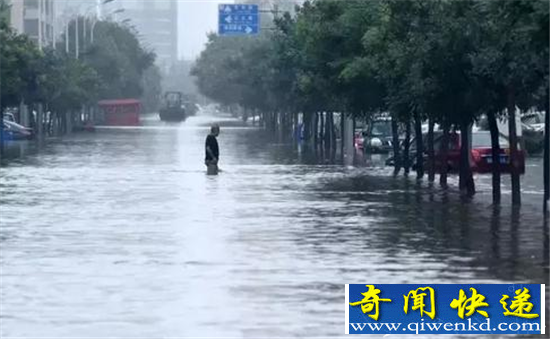 暴雨冲出百口棺材 大蛇缠绕千年女尸上演狂蟒之灾