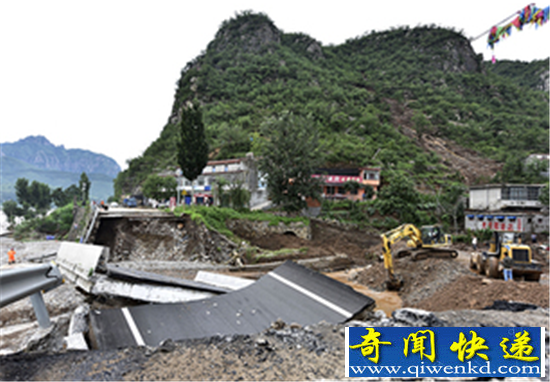 暴雨冲出百口棺材 大蛇缠绕千年女尸上演狂蟒之灾