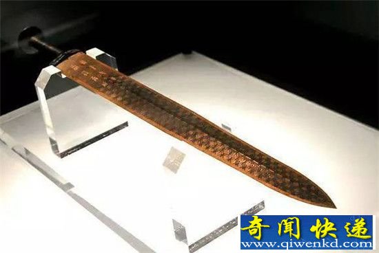 男子捡神秘古剑当成传家宝 半夜主人找上门
