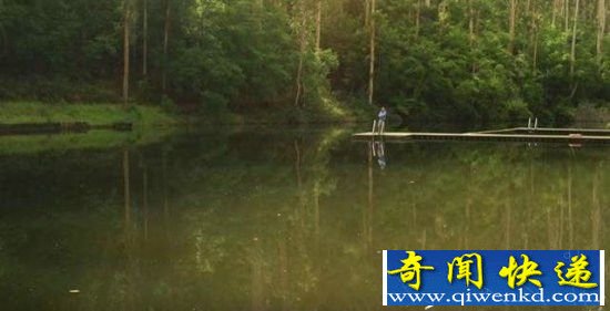 男子在湖中发现神秘箱子 打开之后惊呆了!