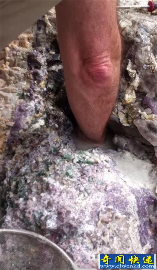 男子发现神秘洞穴 里面竟然是这个?