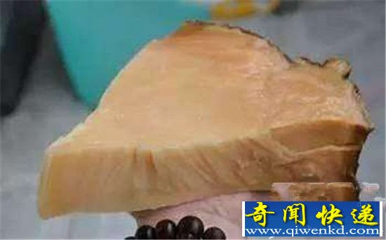 �����ڲݶ��﷢����һ��ʯͷ ����ǧ���䱦?