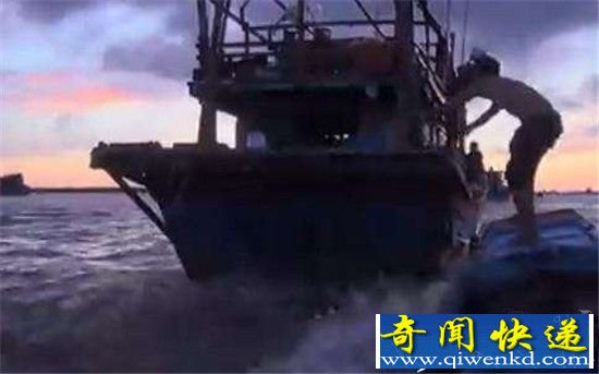 男子偷偷爬上老渔民的船 下一秒被吓的跳海!