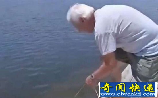 男子海边钓鱼竟然遇见了它 被吓坏了!