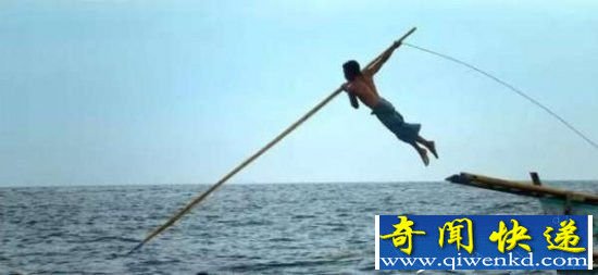 男子用长矛捕鱼 竟发生了震惊了一幕!