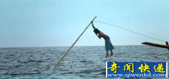 男子用长矛捕鱼 竟发生了震惊了一幕!