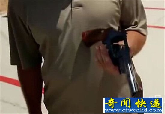 男子用水球挡子弹 竟发生了惊人的一幕!