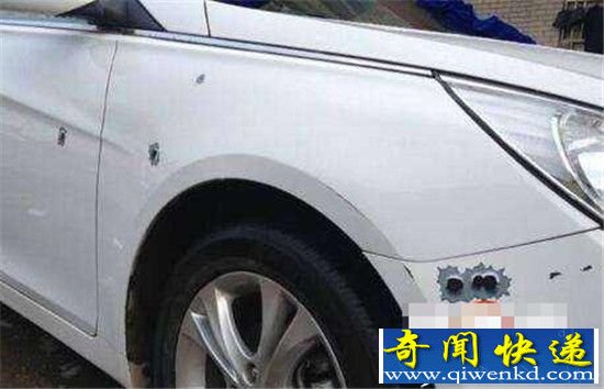 枪战车现身街头 血迹清晰弹孔明显吓坏围观群众