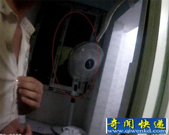 情侣误把自己影子当鬼影 深更半夜闹乌龙让人哭笑不得